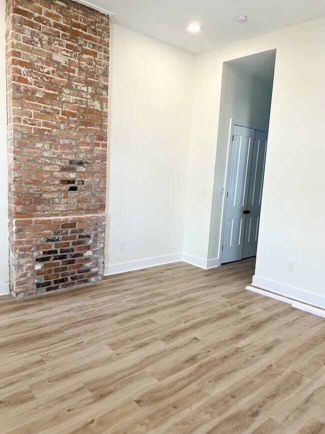 Building Photo - 2024 Bienville St