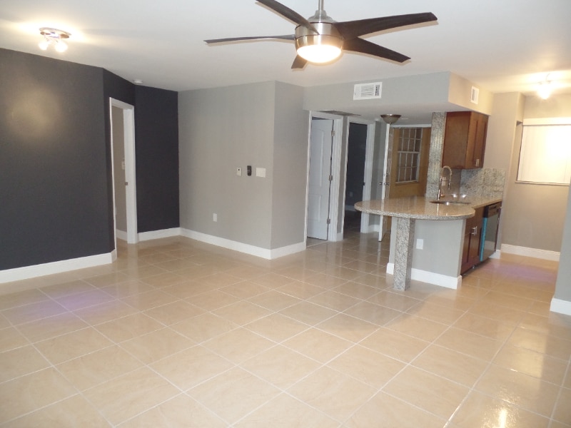 Primary Photo - 2890 N Oakland Forest Dr