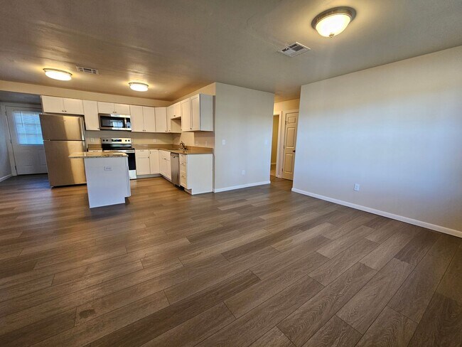 Building Photo - (3) Bed/(2) Bath Completely Remodeled! Mus...