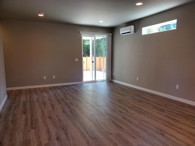 Foto del edificio - 6912 Liberty Ln