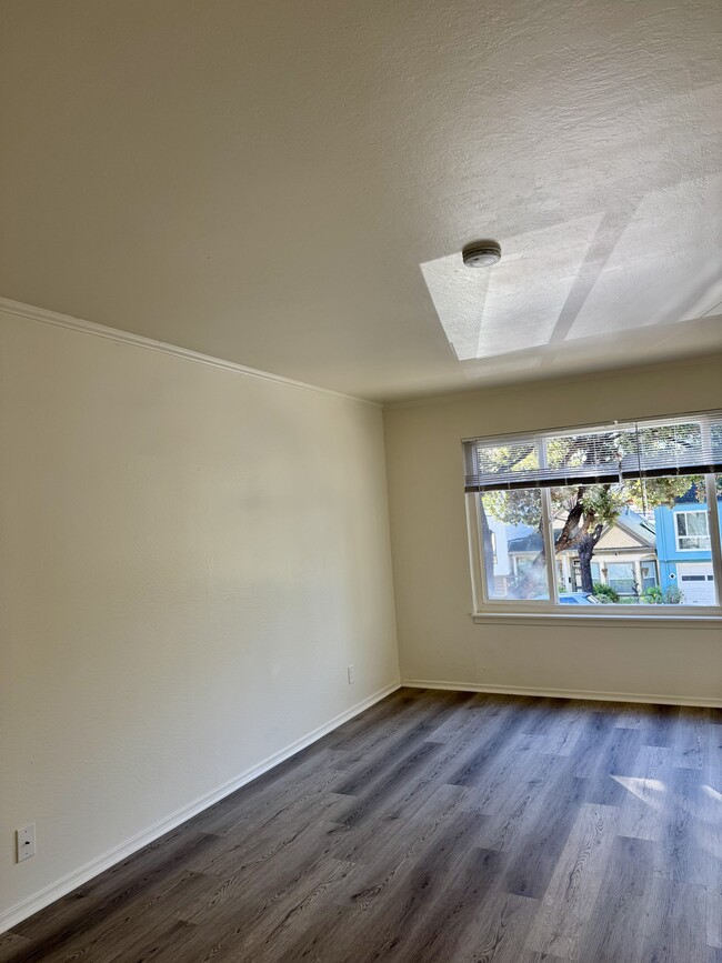living room - 554 Monterey Blvd Apartments