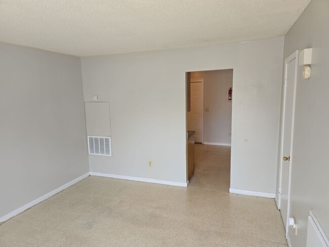 Building Photo - 2 bedroom 1.5 bath townhouse near Prisma H...