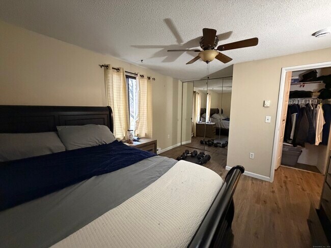 Foto del edificio - 280 Burgundy Hill Ln