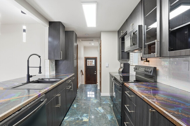 Building Photo - 729 W Augusta Ave