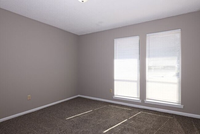 Building Photo - Carriage Hills