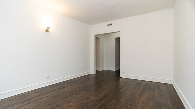 Espacio vital - 3251 N Damen Ave