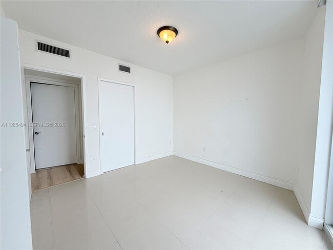 Foto del edificio - 185 SW 7th St