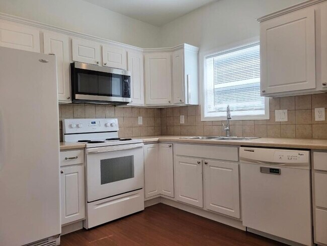 Building Photo - Modern Home Near Downtown Only $1,800!