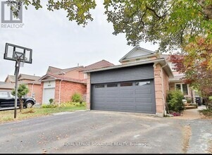 Building Photo - 462 Luzon Crescent
