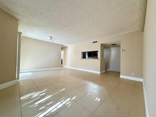 Building Photo - 9901 Westview Dr