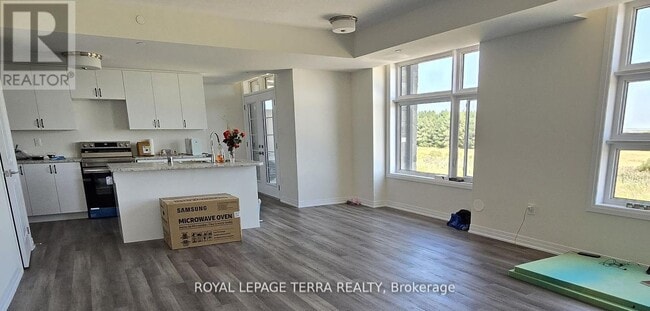 Building Photo - 45-45 Fieldridge Cres