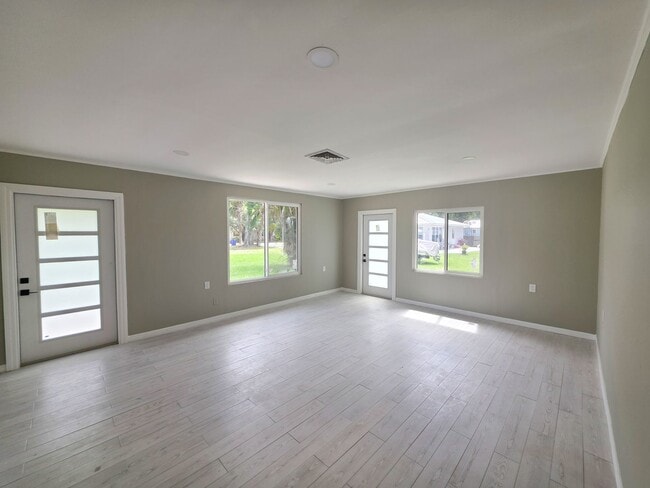 Building Photo - 100% Remodeled 2 bedroom 1.5 bath ANNUAL RENTAL