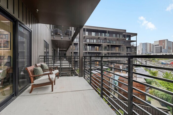 Primary Photo - Skyline Views|Pool|Gym|2 Balconies|Walk 2 ...