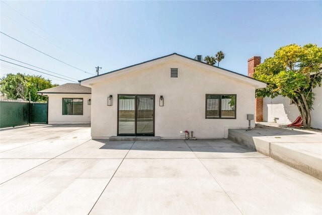 Foto del edificio - 10446 Woodley Ave