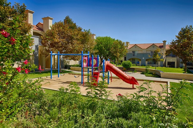 Building Photo - Highland Downs Apartments