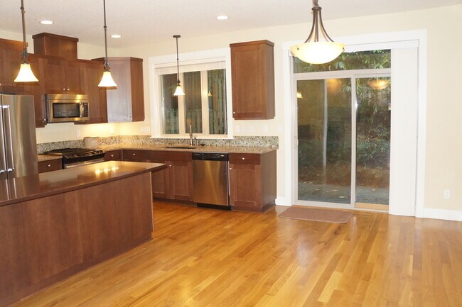 Building Photo - NE Portland 3 bedroom Jewel! -