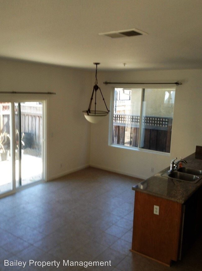 Building Photo - 725 Vista Montana Dr