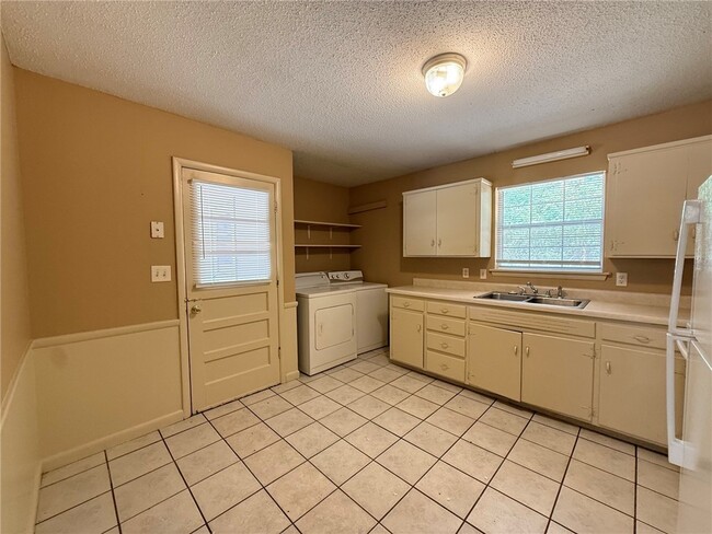 Building Photo - 2208 Sycamore Pl