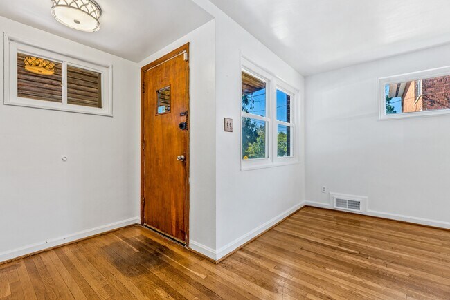 Front Door/Foyer - 1016 Galloway St NE