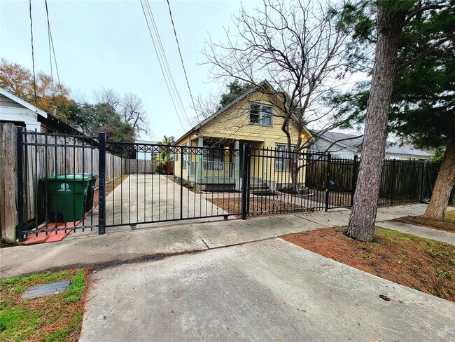 Building Photo - 4407 Brady St