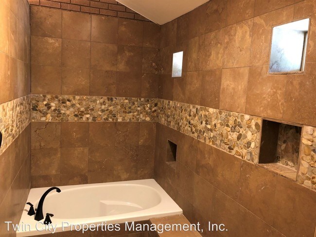Foto del edificio - 2402 Broadmoor Dr