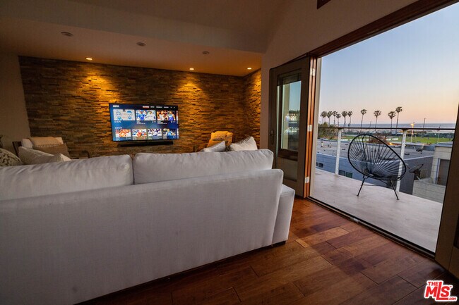 Building Photo - 6644 Vista Del Mar