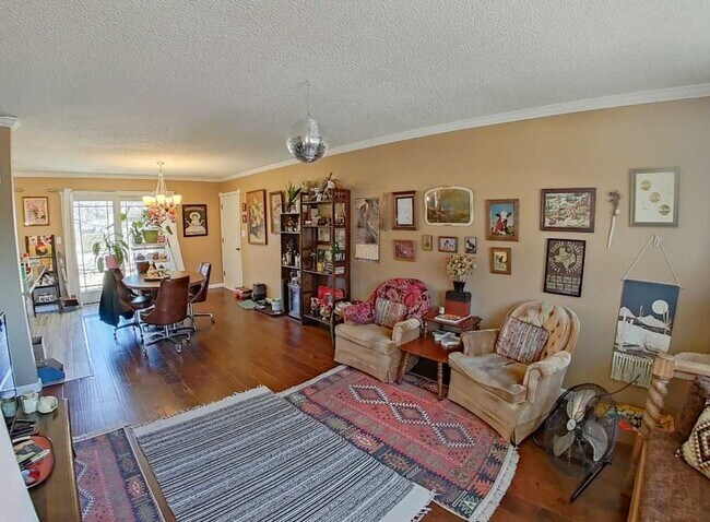 Foto del edificio - Fenced-in Yard + Finished Basement + Bonus Room/Office! Available July 3rd!