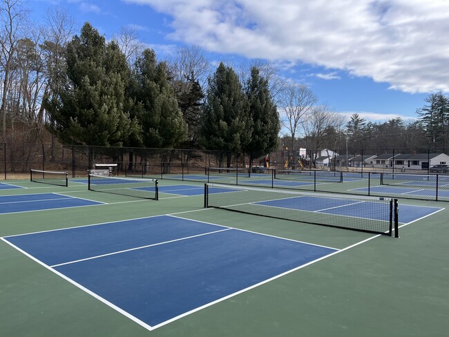 Pickle Ball Courts 2 minutes away - 82 Rhoda Ln