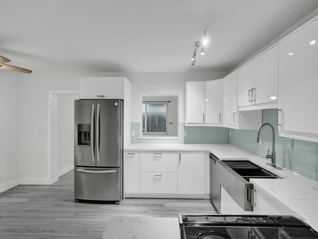 Building Photo - 601 NE 59th Ct