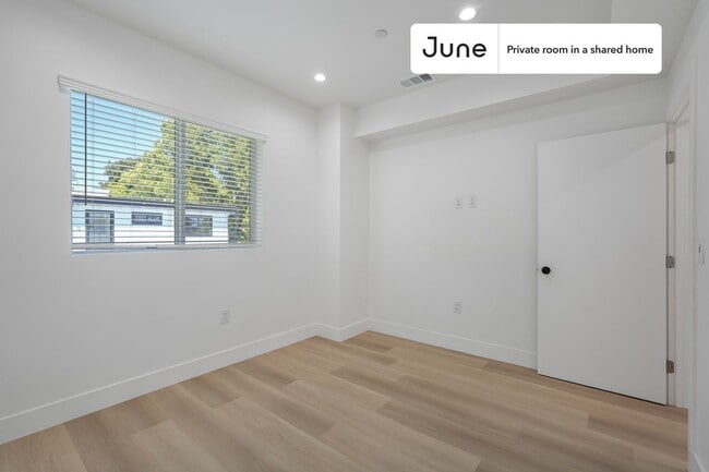 Building Photo - Private bedroom in 4 bed/3 bath Home