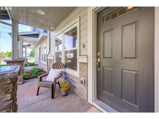 Building Photo - Well Maintained Spacious 2 Bed 2.5 Bath Townhome Style Condo in Hillsboro! Great Location! Bonus/...