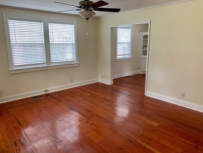 Foto del edificio - 4820 Parkside Dr