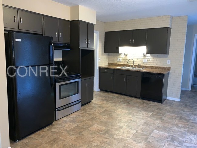 Building Photo - COZY 3 BEDROOM RANCH STYLE HOME