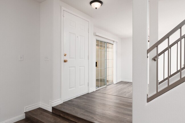 Foto del edificio - Upgraded townhome in gatede West side comm...