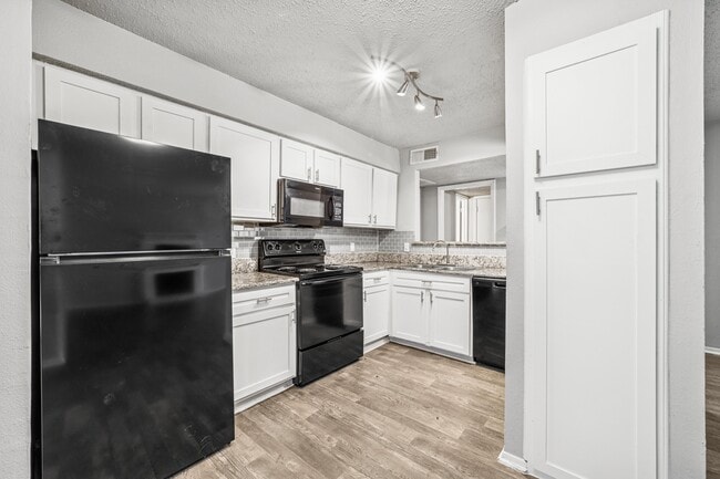 Building Photo - The View at Lake Highlands