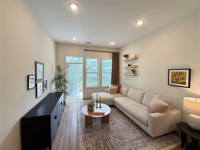 Foto del edificio - 641 W Crosstimbers St