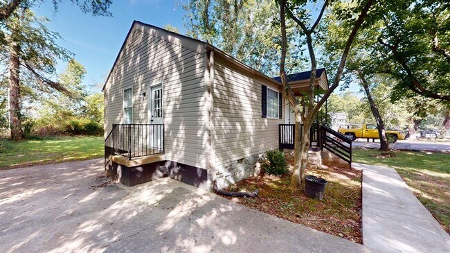 Building Photo - Cozy 2 bedroom 1 bath home. Conveniently l...