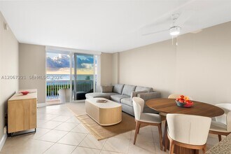 Building Photo - 401 Ocean 318