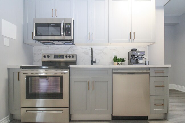 Photo du bâtiment - Stylish 2 Bedroom Apartment – All Utilities & Parking Included – $2,049/month