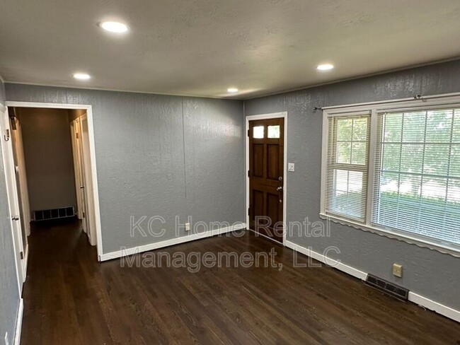 Building Photo - 4323 Laurel Ave