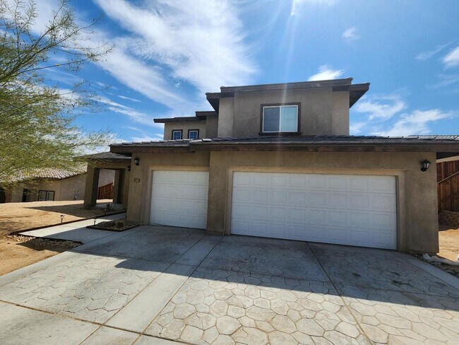 Foto del edificio - 4 Bedroom in Desert Knoll Community **COMI...