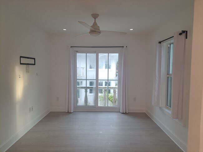 Sala de estar - 912 NE 81st St