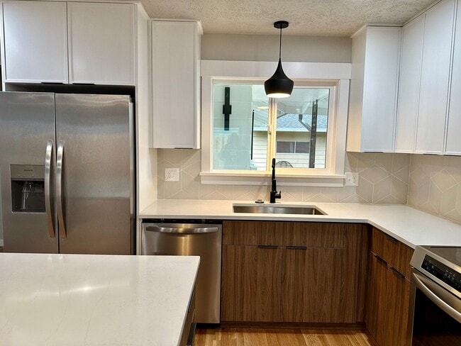 Foto del edificio - ½ Month Free! Beautifully Updated 3-Bedroom Ranch, Exceptional Amenities, Fenced Backyard, and 2-...