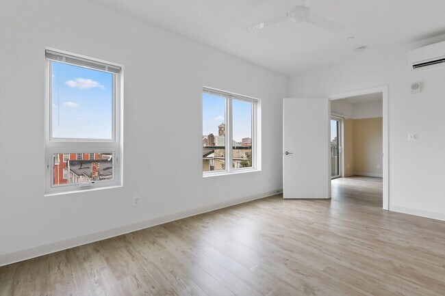 Interior Photo - Trinity St 906