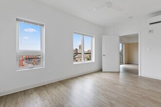 Interior Photo - Trinity St 906