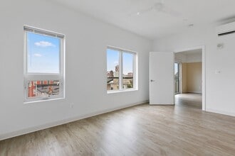 Interior Photo - Trinity St 906