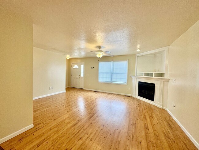 Foto del edificio - 3 Br. 2 1/2 Ba. Town House Near Mileground/Airport Rd - Available 8/05/2026