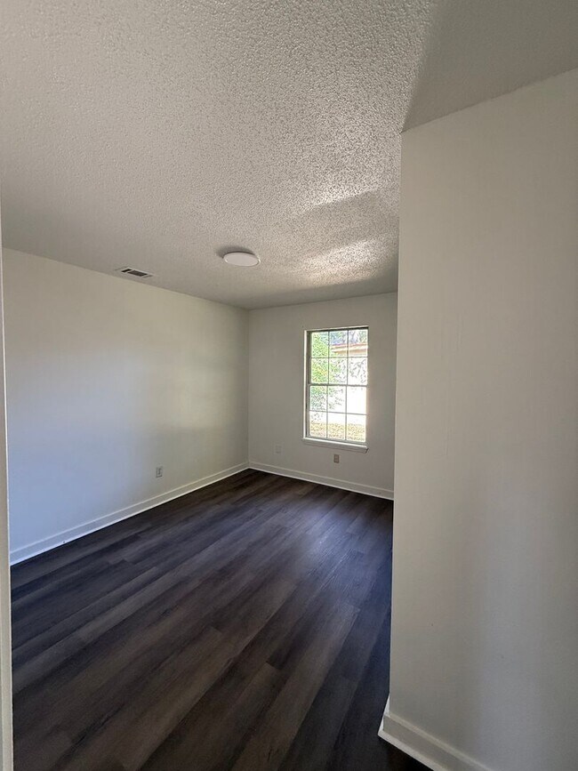 Foto del edificio - 3 Bed 1Bath- Storage Shed- Fenced