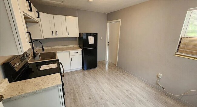 Foto del edificio - 2252 Maple Ave