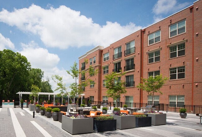 Foto del edificio - Paramount & Majestic at Spectrum Town Center